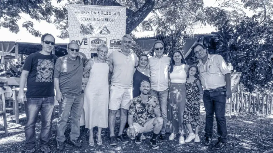 Grupo reunido sob o banner “Amigos da cultura, sejam bem-vindos” em evento da ADECAC, em Cajuru.