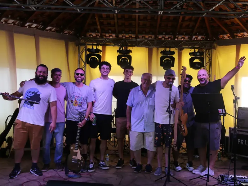 Músicos reunidos no palco ao fim de uma apresentação do Festival ADECAC da Diversidade Cultural