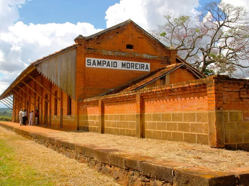 Estação Sampaio Moreira, do antigo Ramal Mogyana, com o nome ainda legível na fachada de tijolo