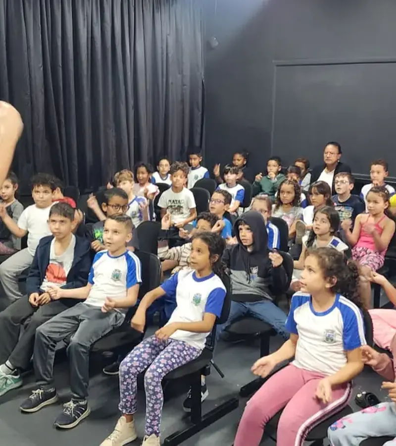 Aula do projeto de música para uma plateia de alunos, em escola de Cajuru